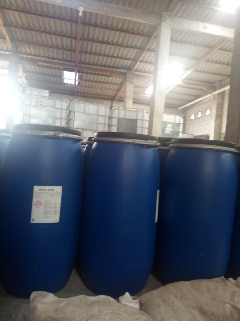 Tumpukan drum bahan kimia di gudang Karya Kimia